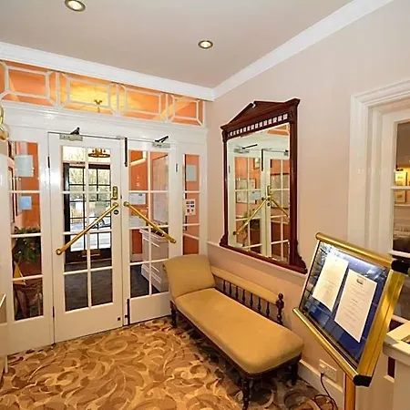 The Crescent 3* سكرابورو
