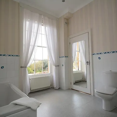 The Crescent 3* Scarborough